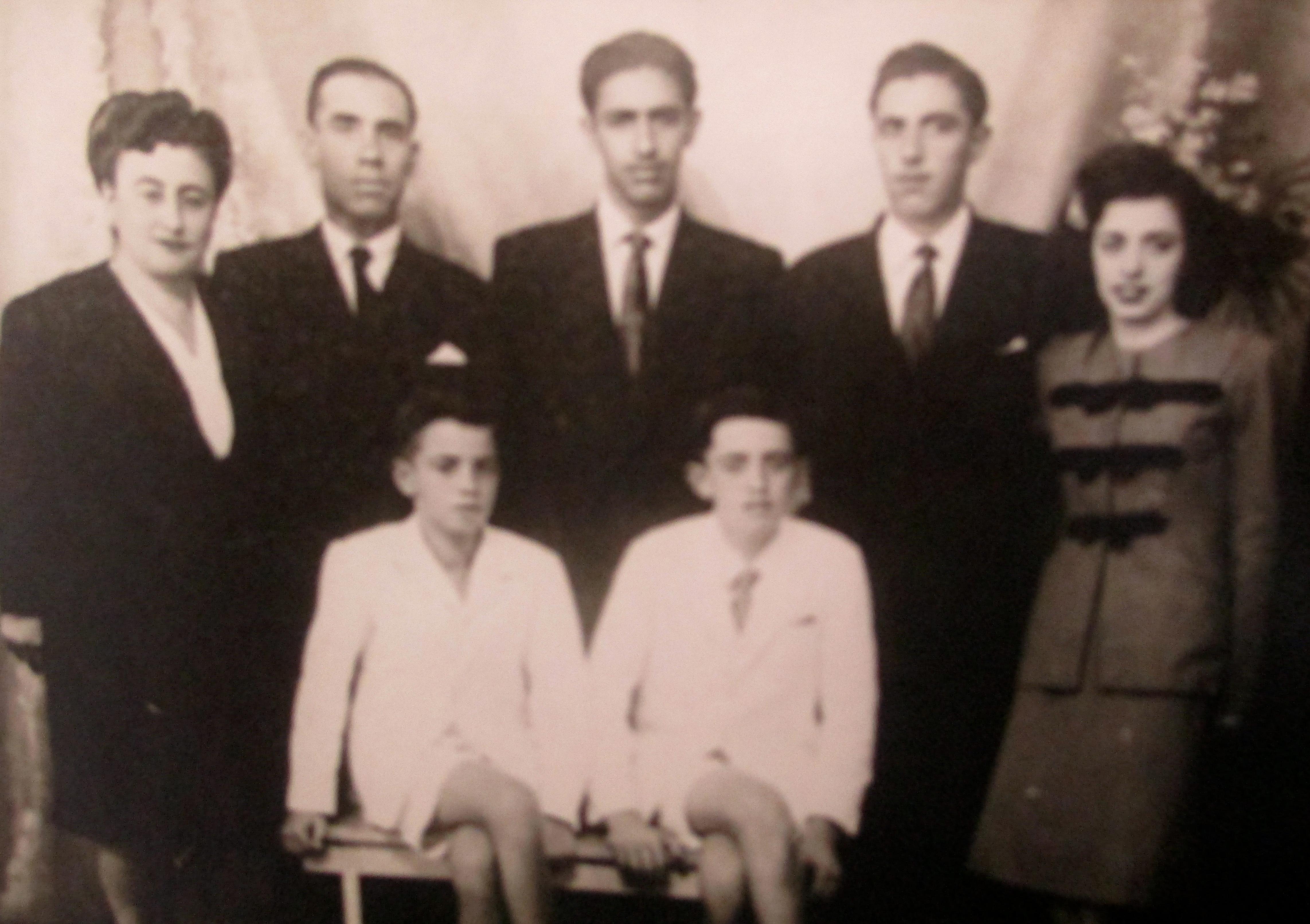 Rosina, Solferino (parents) Uncle Joao, Dad, Aunt Antonetta
sitting Uncle George and Uncle Geraldo