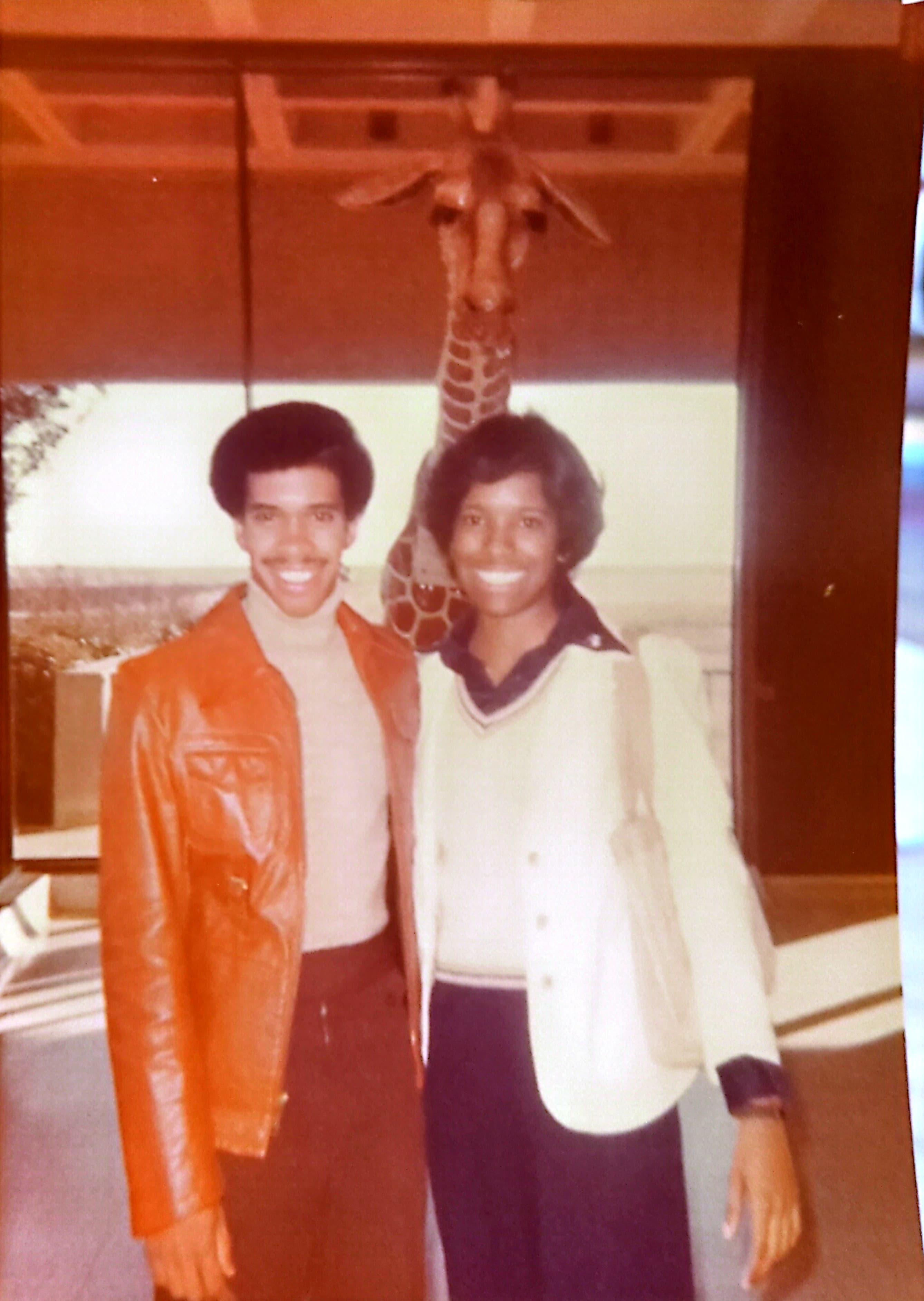 Mom, Dad & a giraffe 😁