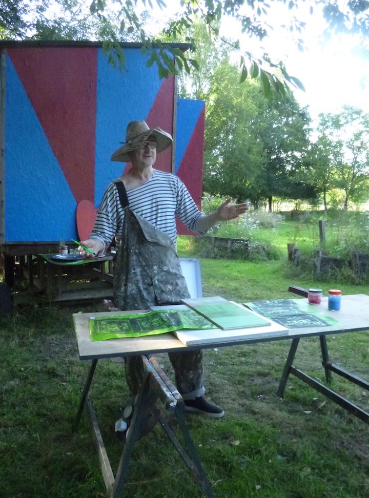 Big Hat in action, next to the cabin he created in Brittany. He welcomed, especially Poogy, Alun and many artists to paint, relax or make a portrait in visio-conference in his Slow Healing Train.
One evening John look at a beautiful sky and said: "Tieloplo, Tiepolo" inviting everybody who was here to enjoy the beauty of the present time under the look of the painting, like he did in a lot of different way. Thank you for your presence John.
Claire