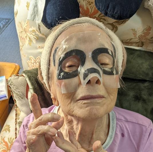 Jeri continued to enjoy her beauty regimens. Especially, if she could have fun while she did it. This was a mask facial with a panda bear face! Isn't she beautimous?!