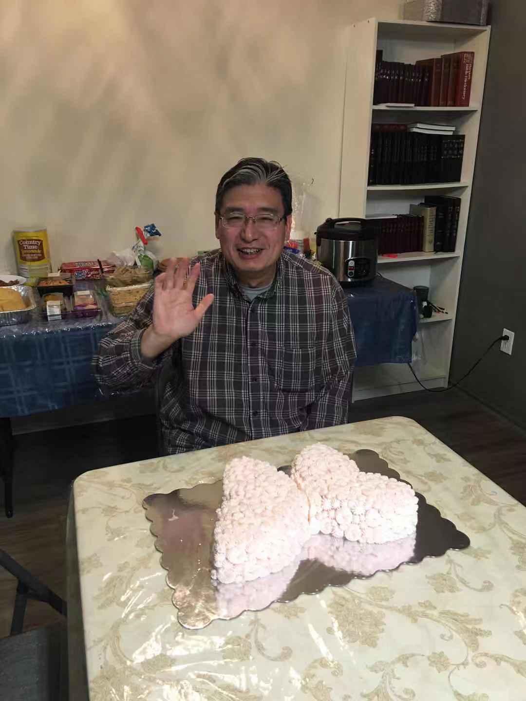 2019年10月16，我和李军姊妹筹在一起过生日。我突然发现我们从来没有给您过过生日，我问您的生日是什么时候，您才告诉我们也是十月二十二号。大家说一起过吧，您才坐下拍下这张照片。我感到非常亏欠您，我神的仆人。