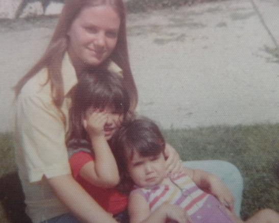 Becky is the the one in the middle 