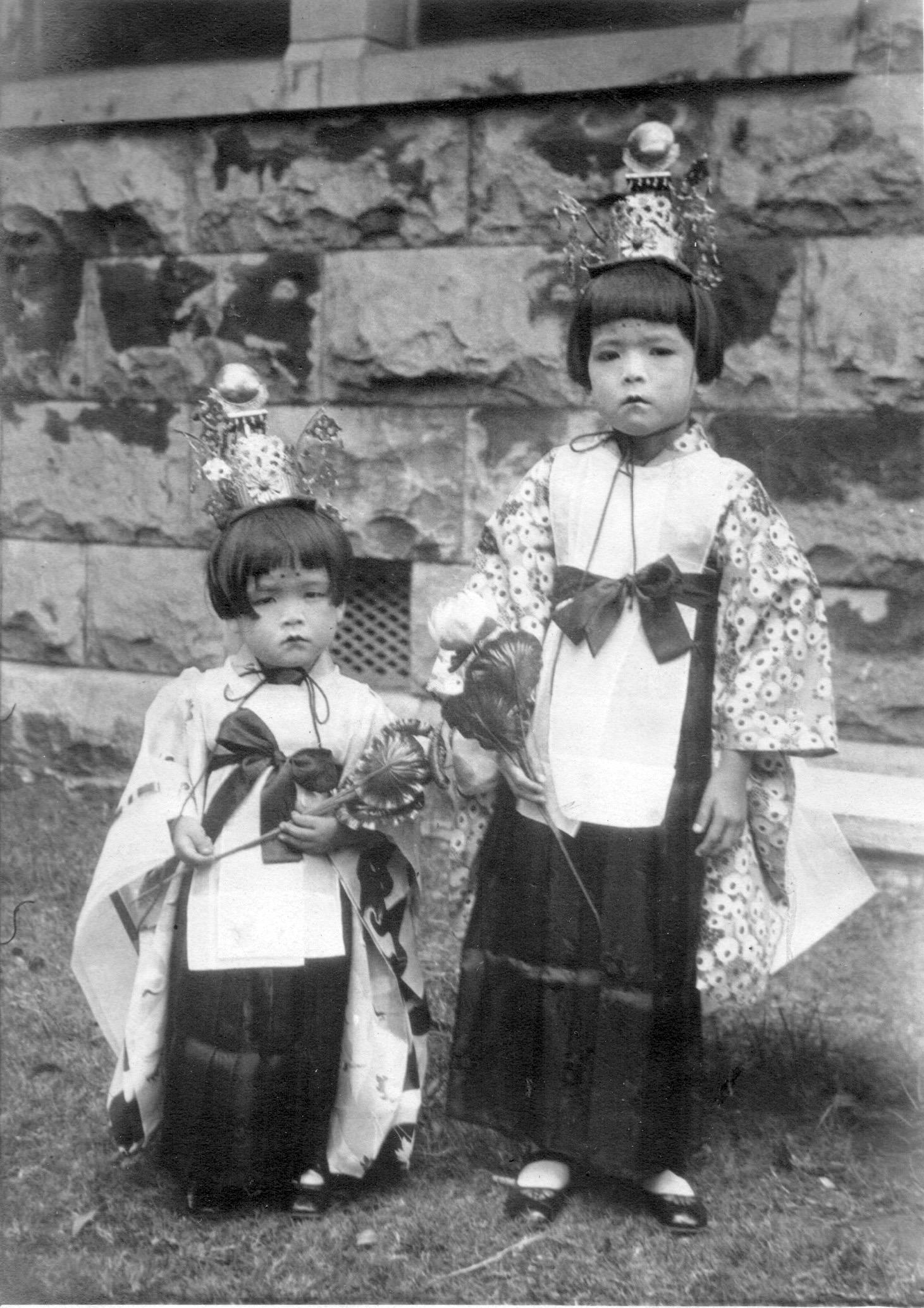 Fumi on the left and Jeanette her sister on the right in traditional Japanese garments.